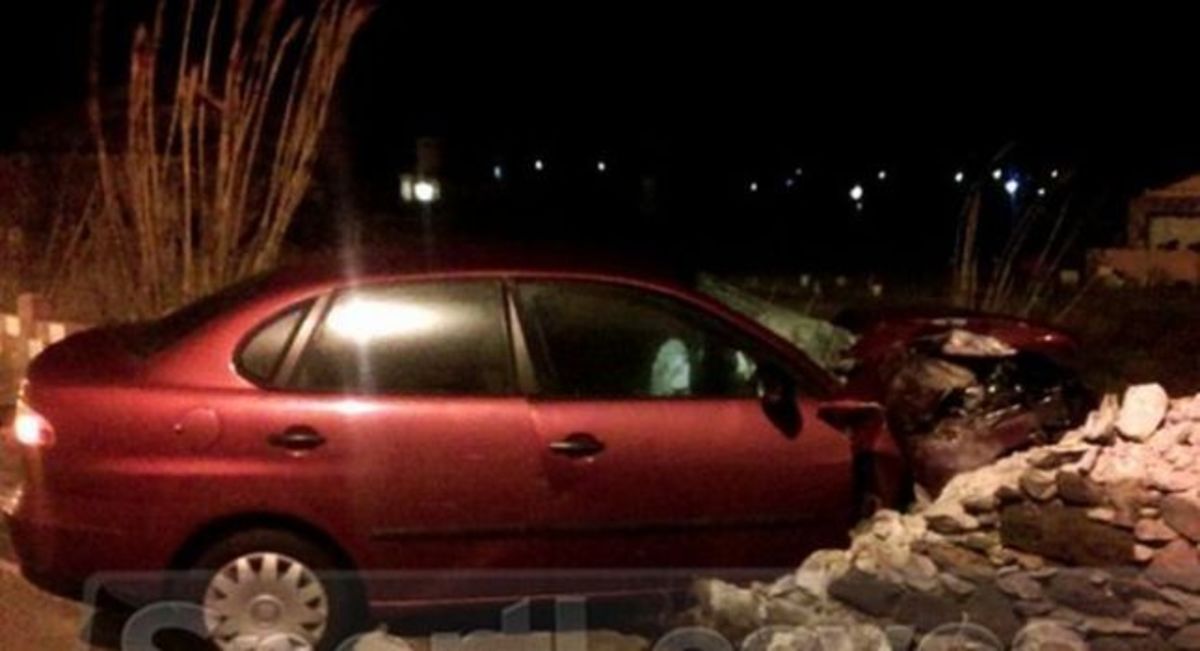 “Καρφώθηκε” σε τοίχο το αυτοκίνητο του Ναβάρο