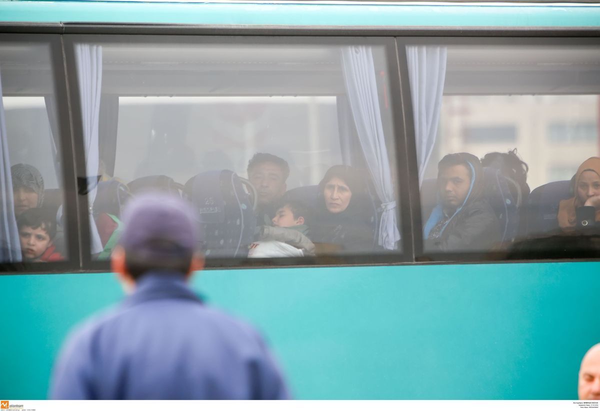 Δύο ακόμη λεωφορεία με πρόσφυγες έφτασαν στην Ημαθία – Αρνούνται να κατέβουν και να μπουν στο στρατόπεδο