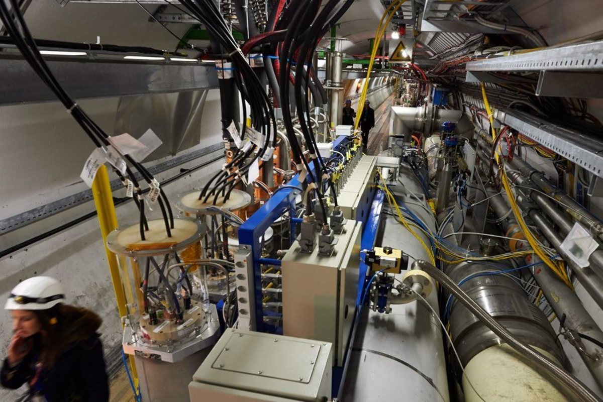 LHC: Βρίσκει παράλληλο σύμπαν μετά το “σωματίδιο του Θεού”;