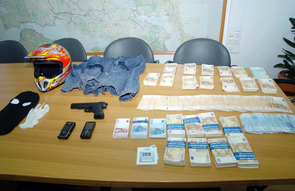 Στα χέρια της αστυνομίας 21χρονος που είχε “ξετινάξει” σπίτια και αυτοκίνητα