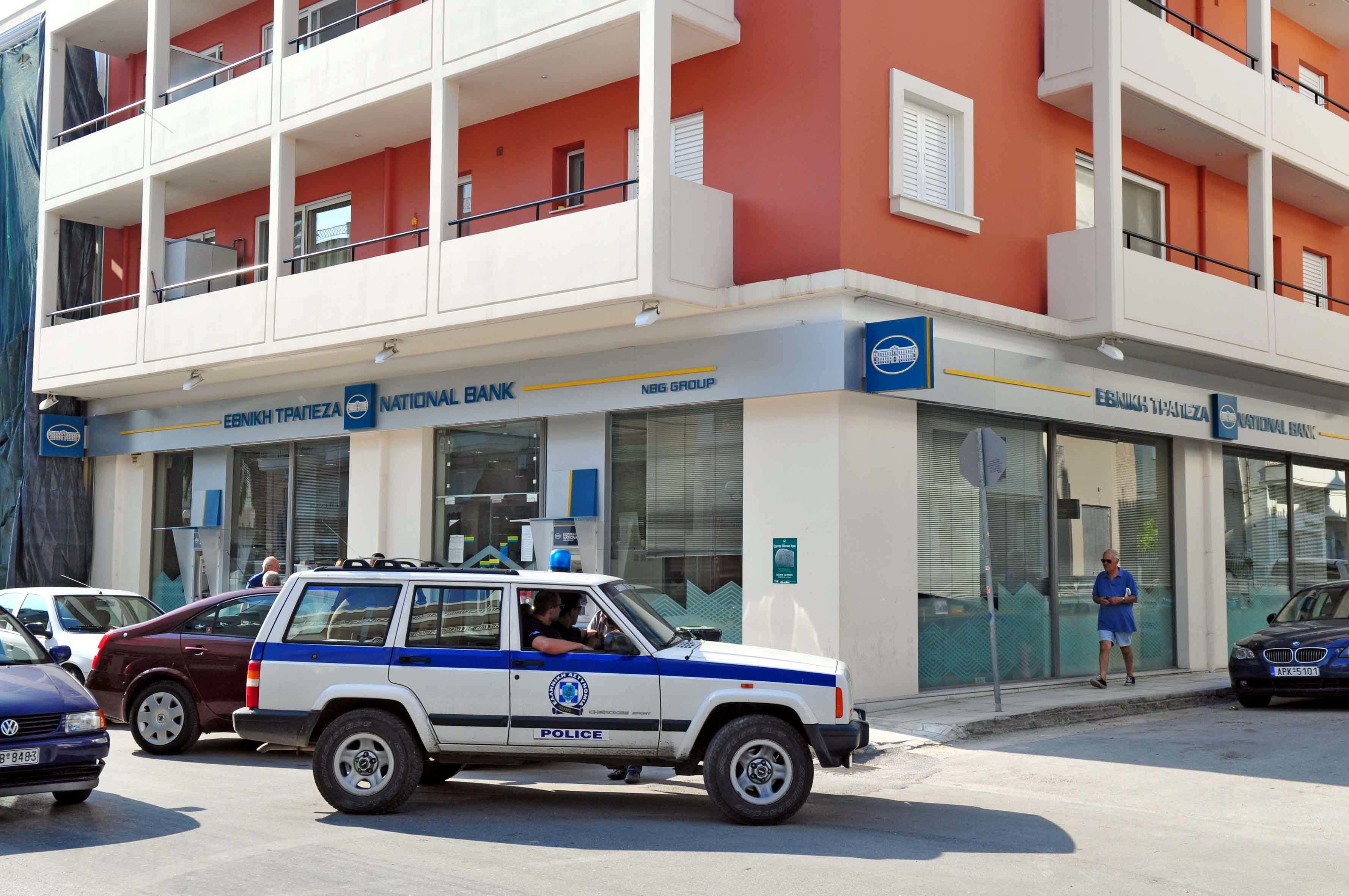 Έπιασαν τη σπείρα που λήστευε τράπεζες με την απειλή χειροβομβίδας