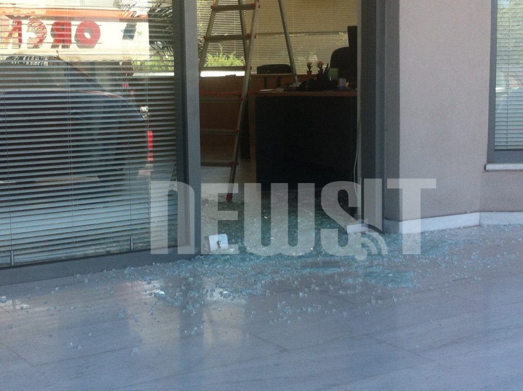 Φαρ ουέστ στην Ανοιξη – Ληστής έκανε θρύψαλλα τζαμαρία τράπεζας πυροβολώντας