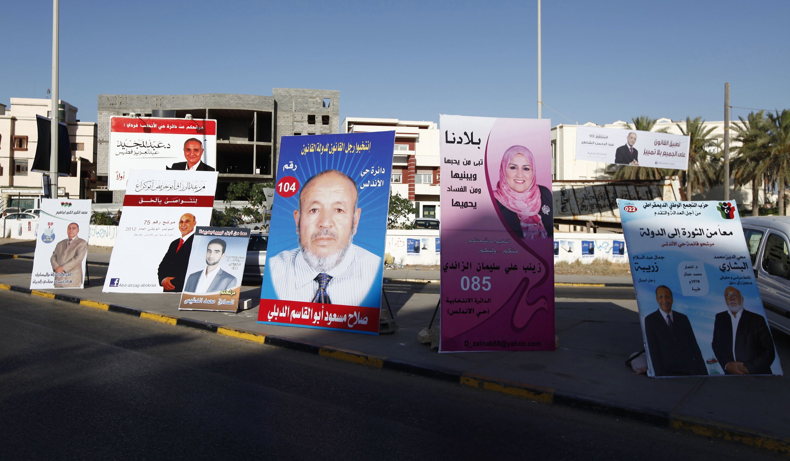Λιβύη: “Μπούκαραν” με όπλα κι έκαψαν εκλογικό υλικό