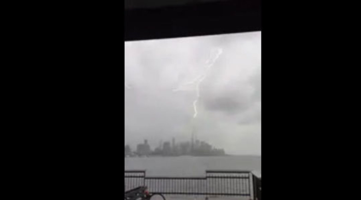 Η στιγμή που κεραυνός χτυπάει το One World Trade Center!
