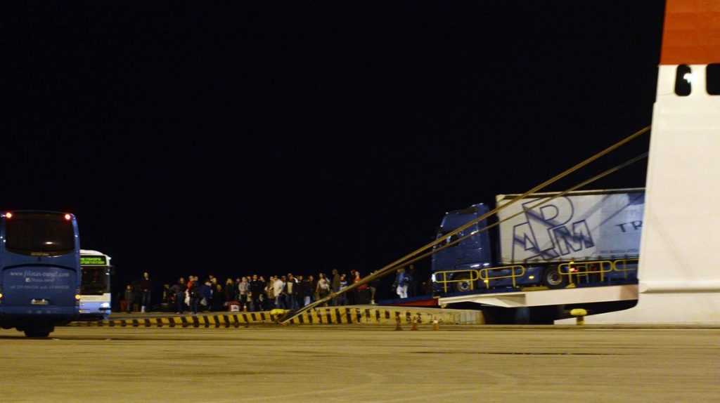 Πάτρα: Χειροπέδες σε 29 παράνομους μετανάστες που θα ταξίδευαν για Ιταλία