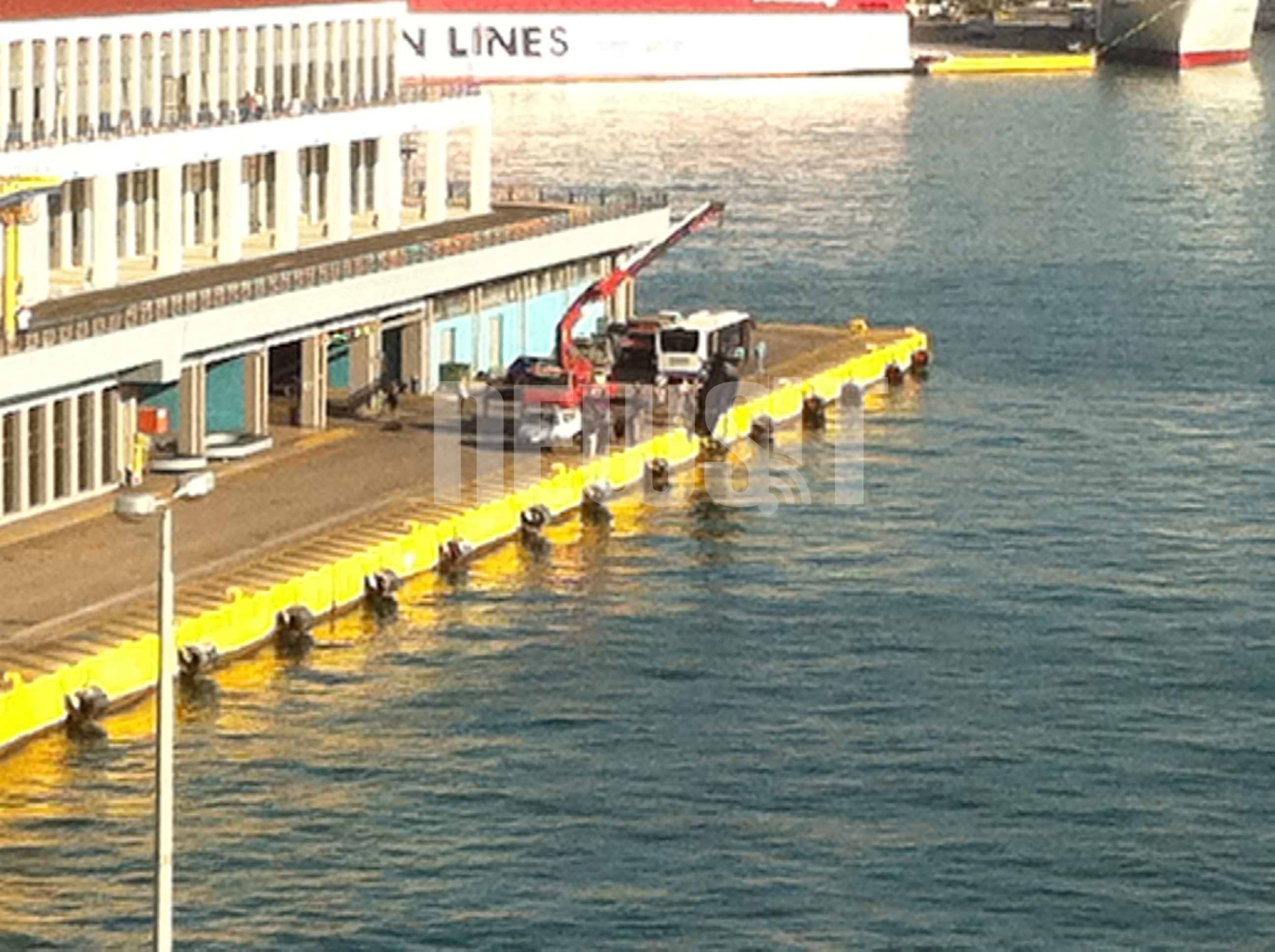 Έπεσε αυτοκίνητο στο λιμάνι του Πειραιά