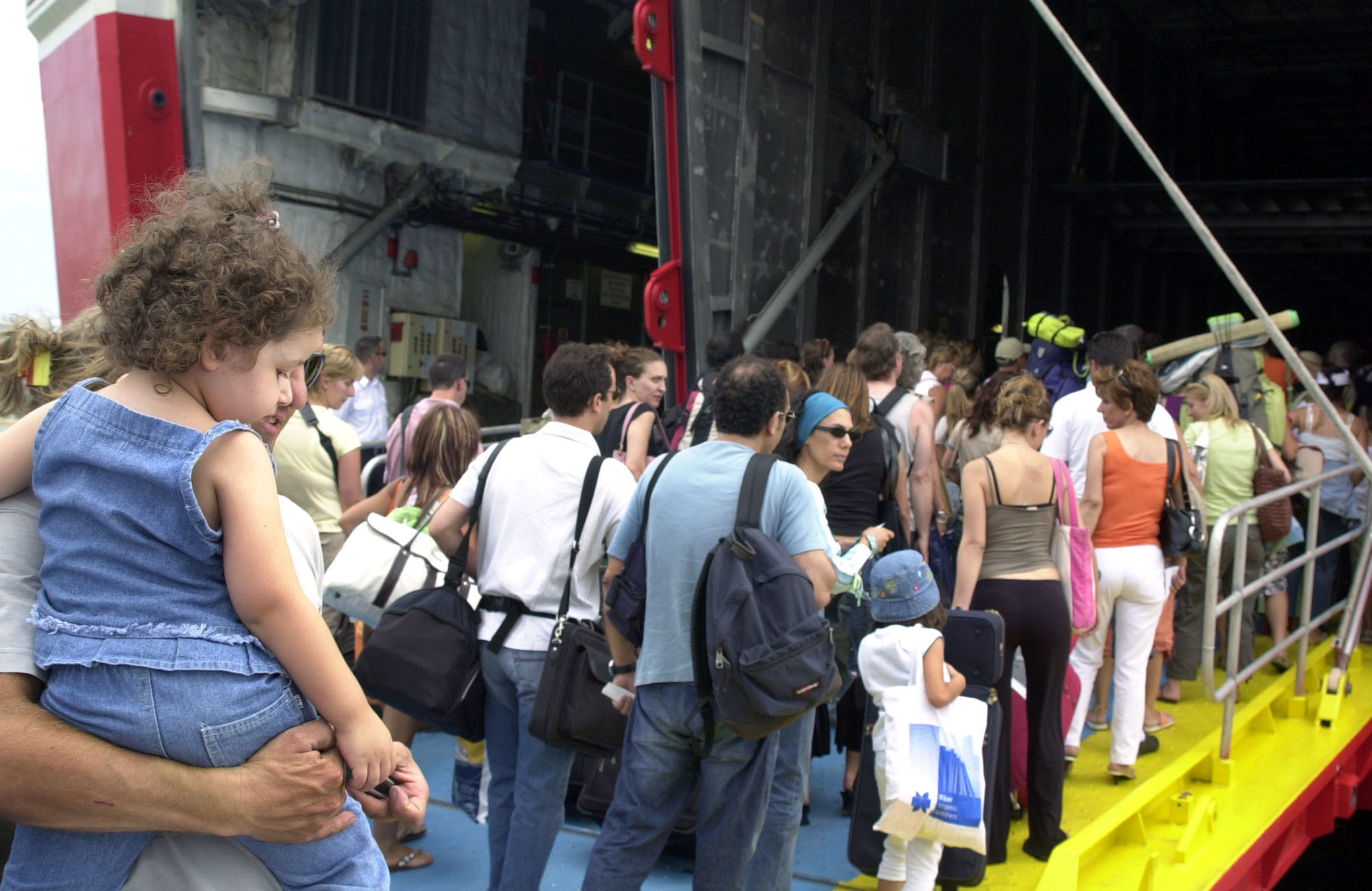 Εγκαταλείπουν την πρωτεύουσα οι Αθηναίοι – Πτώση θερμοκρασίας και βροχές