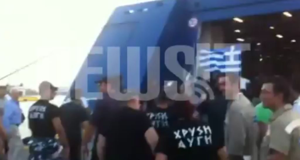 Η στιγμή του… ντου της Χρυσής Αυγής στο πλοίο που μετέφερε τον Πακιστανό – ΦΩΤΟ και VIDEO