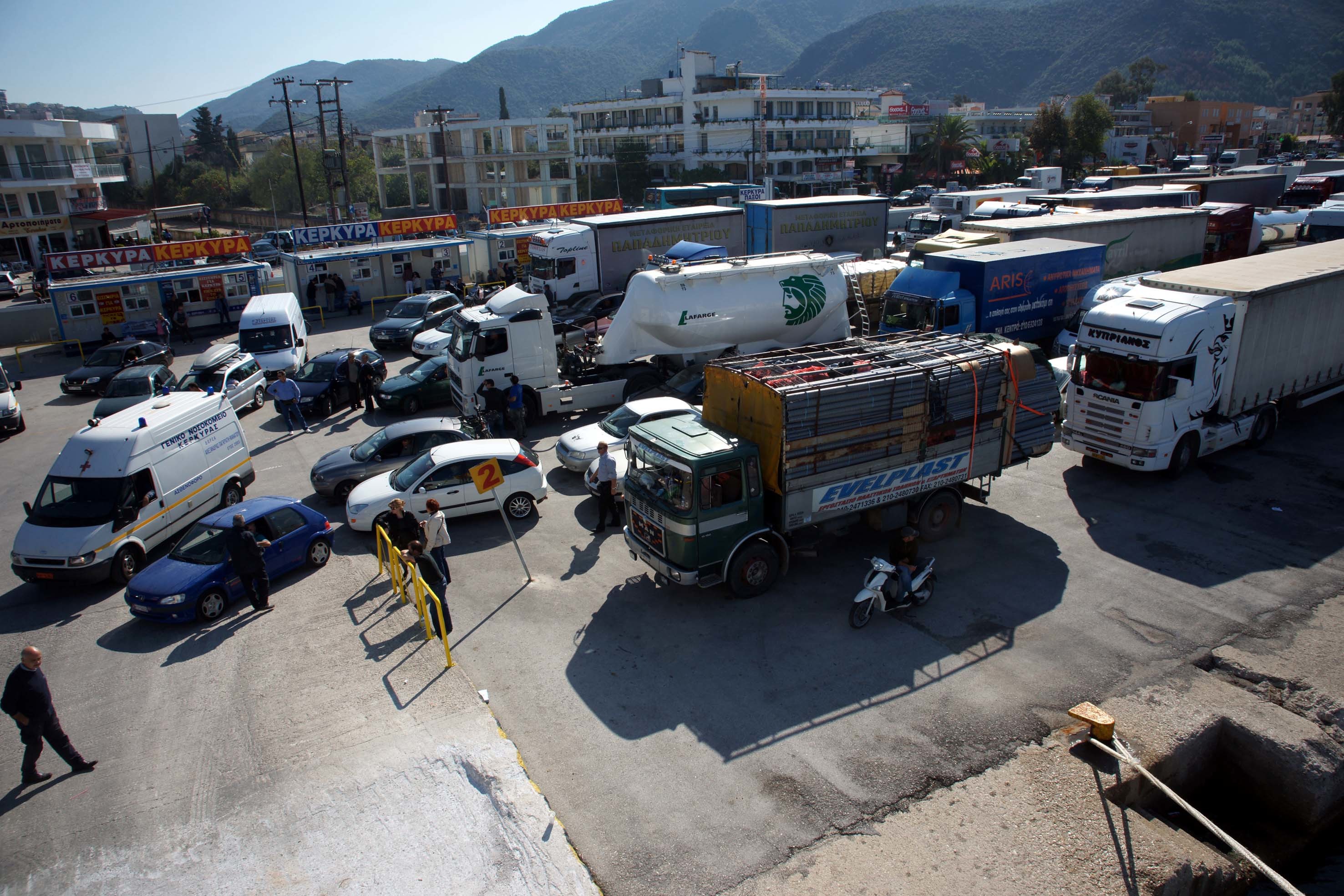 Ιωάννινα: Τα βαρέλια με τις ελιές έκρυβαν 390 κιλά χασίς