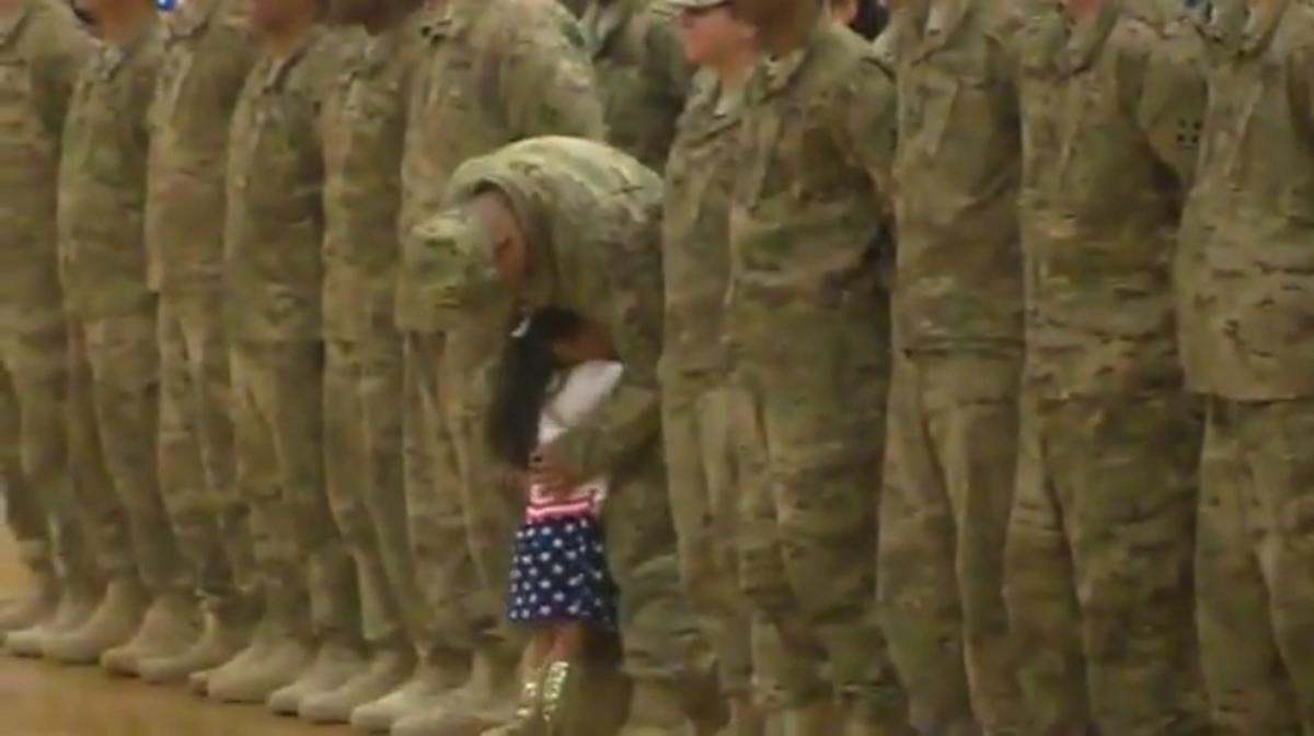 Διέκοψε στρατιωτική τελετή για να αγκαλιάσει τον μπαμπά της! (ΒΙΝΤΕΟ)