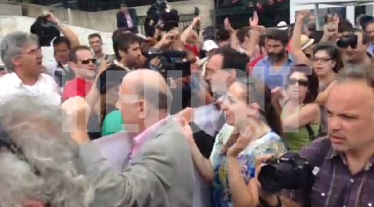 Χειροκροτούν βουλευτές του ΣΥΡΙΖΑ