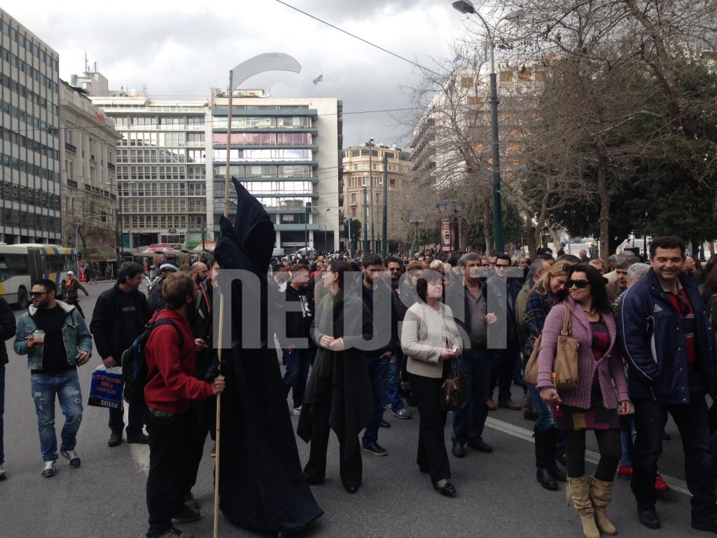 Λογιστές διαμαρτύρονται με…τον Χάρο παγανιά! – ΦΩΤΟ
