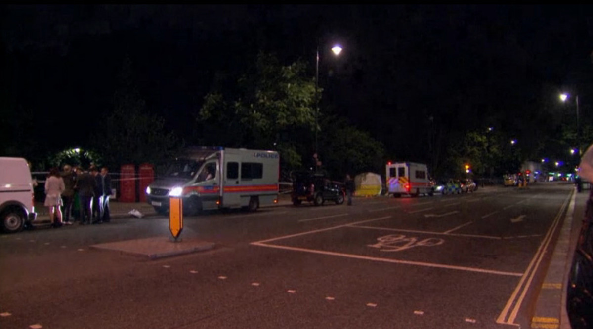 Τρόμος στο Λονδίνο – Νεκρή μια γυναίκα, έξι τραυματίες – Αποκλεισμένη η περιοχή από την αντιτρομοκρατική
