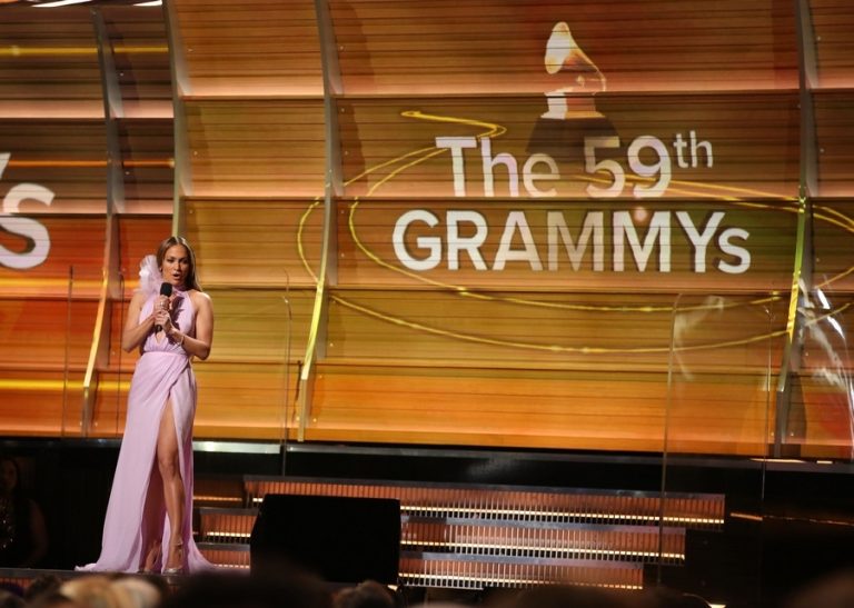 Grammys: Ξεσπάθωσαν κατά του Τραμπ Τζένιφερ Λόπεζ και Κέιτι Πέρι [pics, vids]