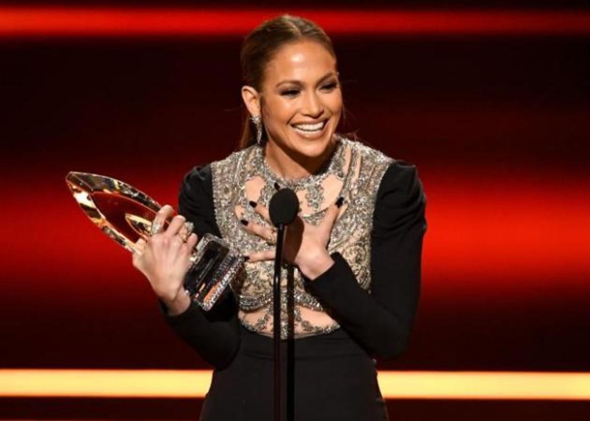 People’s Choice Awards: Συγκίνησε η Jennifer Lopez – Αφιέρωσε το βραβείο της στα δίδυμα! [vid]