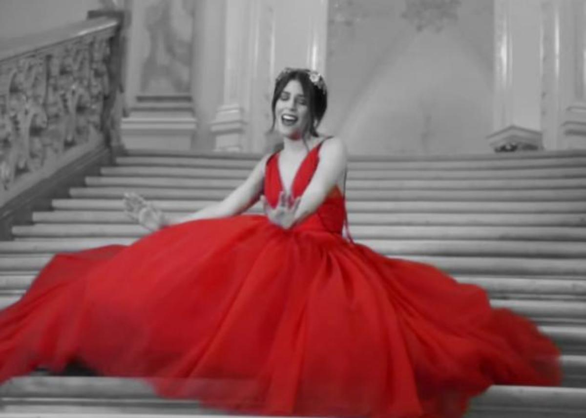 Eurovision 2017: Διάσημη Ελληνίδα είχε φορέσει το ίδιο κόκκινο φόρεμα με την Demy!