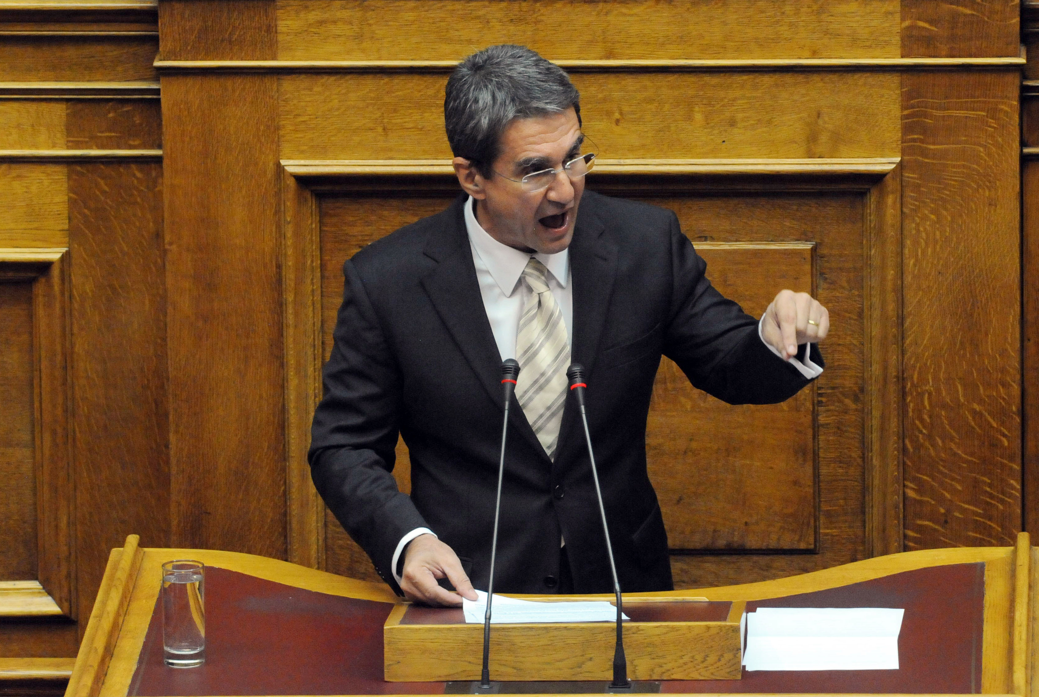 «Παρών» θα ψηφίσουν οι βουλευτές Ανδρέας Λοβέρδος και Χρήστος Αηδόνης