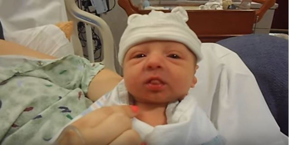 Νεογέννητο μωράκι έχει λόξυγγα! Δεν έχετε δει πιο χαριτωμένο βίντεο!