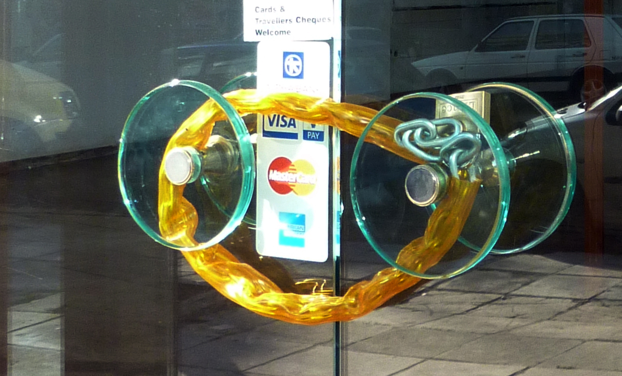 Κλείνουν τα καταστήματα σε όλη την Ελλάδα την Πέμπτη