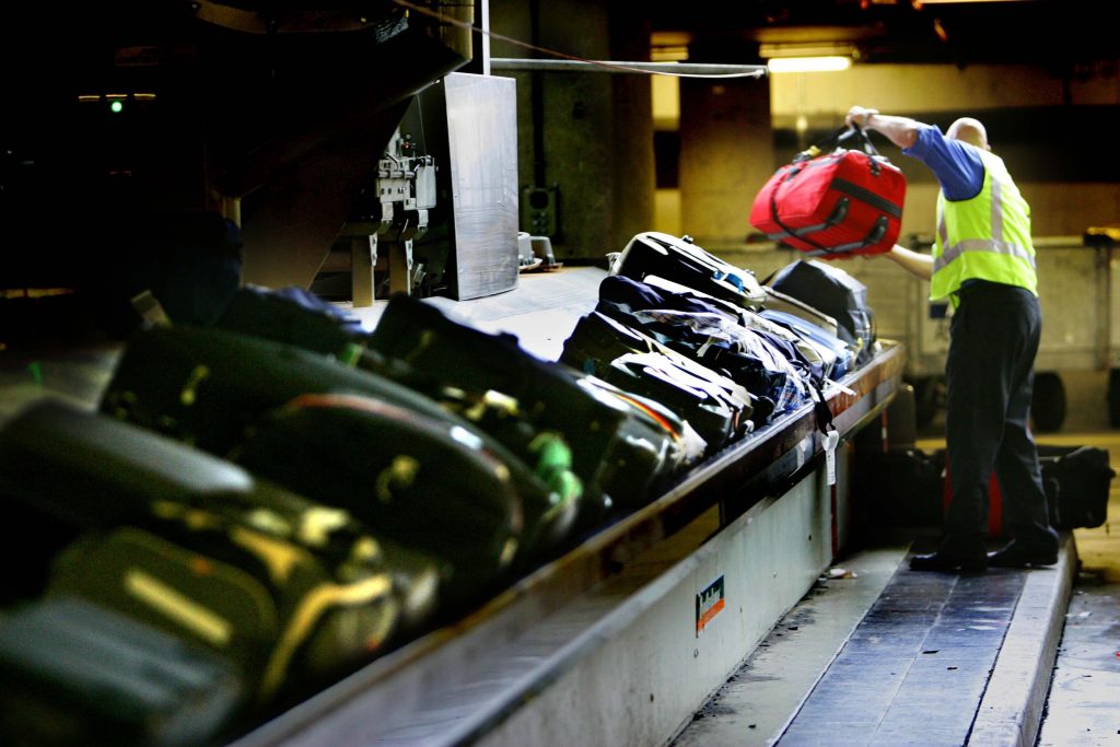 Υπάλληλοι αεροπορικής εταιρείας έκλεβαν αποσκευές!