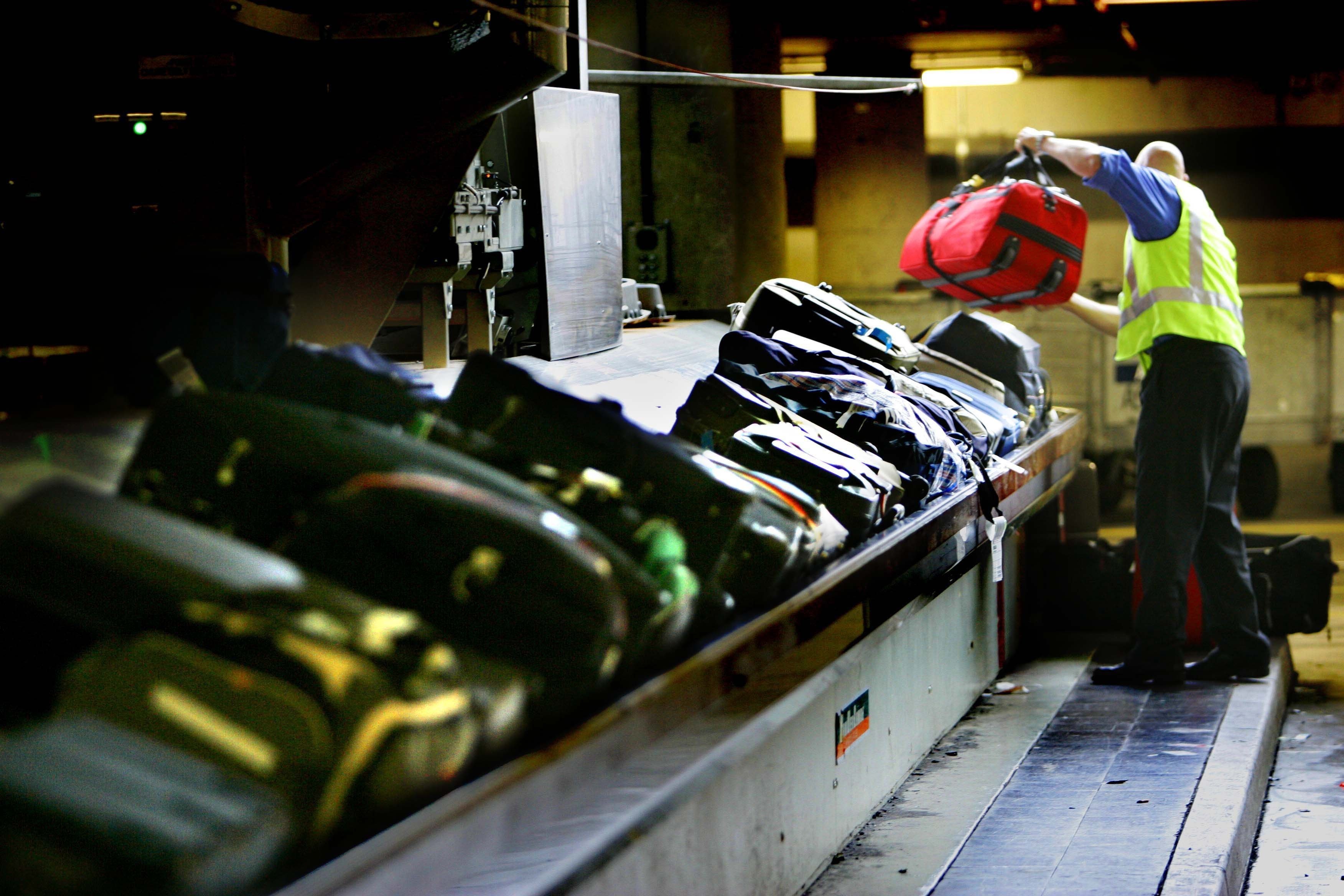 Υπάλληλοι αεροπορικής εταιρείας έκλεβαν αποσκευές!