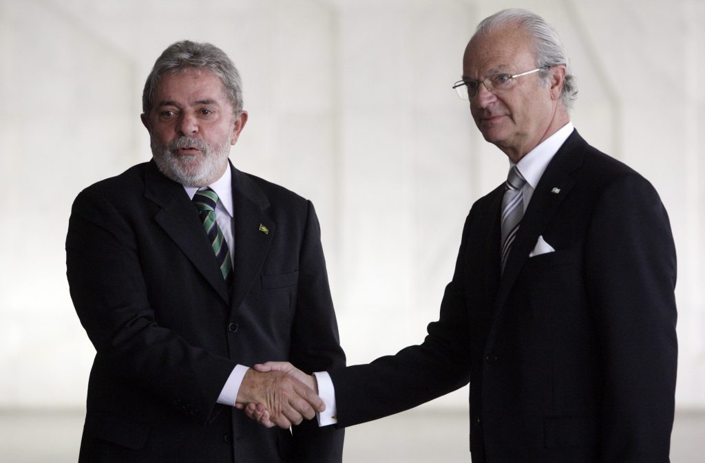 Ο πρόεδρος της Βραζιλίας Λουίς Λούλα υποδέχεται τον Βασιλιά της Σουηδίας Κάρολο 16ο. ΦΩΤΟ REUTERS