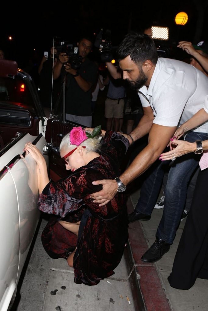 Η… επική τούμπα της Lady Gaga μπροστά σε δεκάδες φωτογράφους! Φωτογραφίες