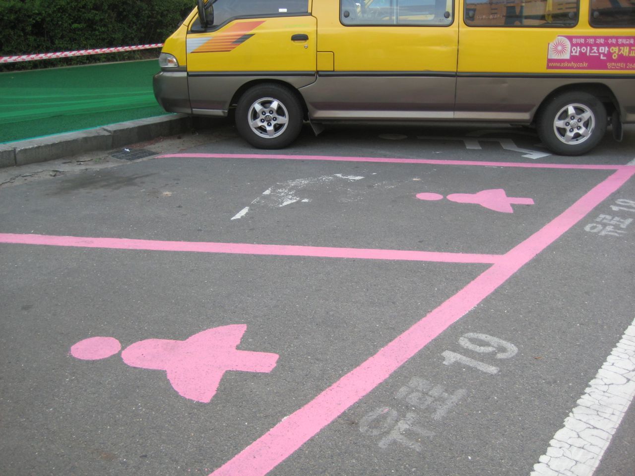 “Φαλλοκρατικές” θέσεις πάρκινγκ μόνο για γυναίκες στη Σεούλ