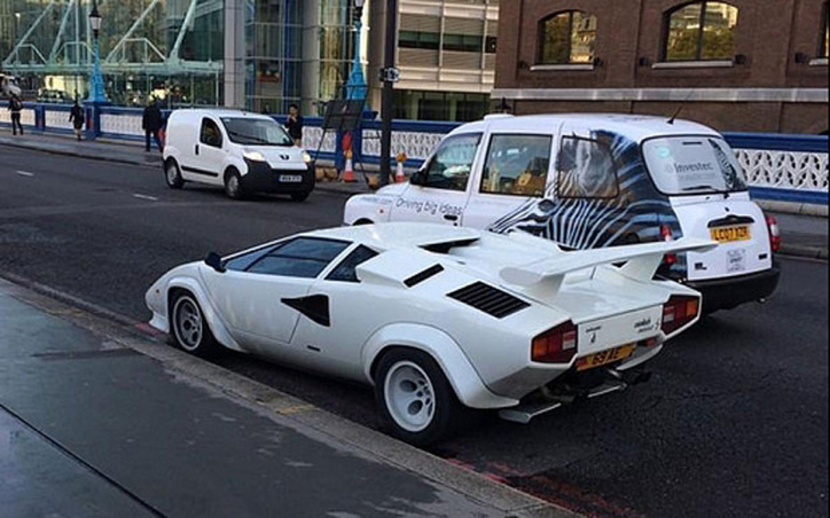 Ποιός παρατάει μια Lamborgini Countach 300.000€ στη μέση του δρόμου;