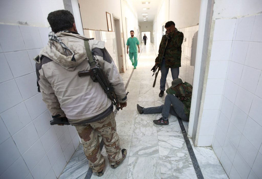 Ολονύχτιος βομβαρδισμός στη Λιβύη – Σφαγή καταγγέλλει ο Καντάφι