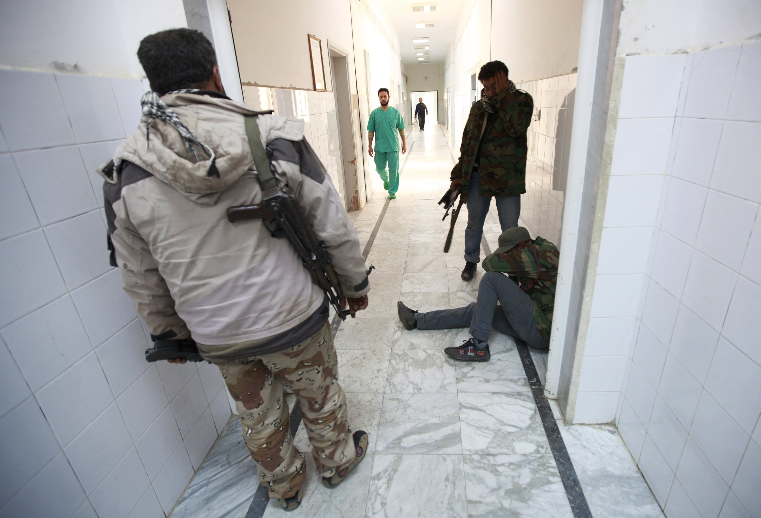 Ολονύχτιος βομβαρδισμός στη Λιβύη – Σφαγή καταγγέλλει ο Καντάφι