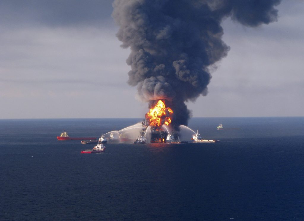 Σταμάτησαν οι έρευνες για επιζώντες στην πλατφόρμα πετρελαίου