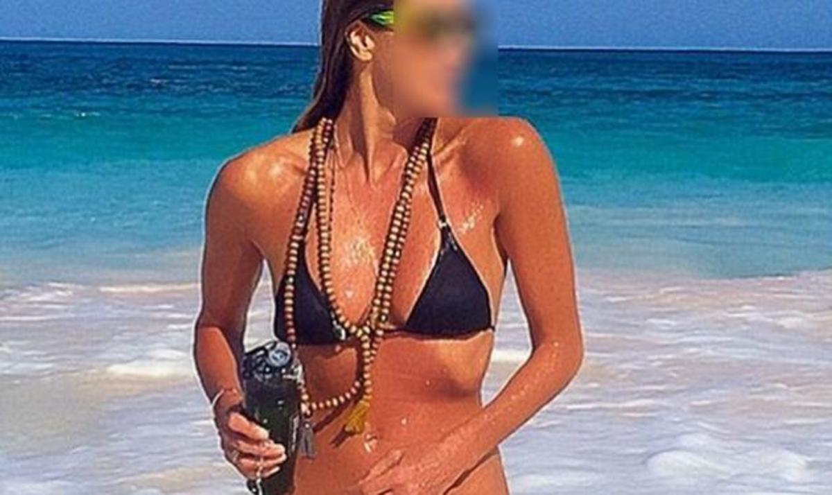 Σέξι όσο ποτέ με μπικίνι στα 50 της! Ποια είναι;