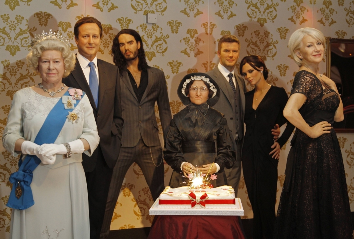 Η Μαντάμ Τισό στο κέντρο της φωτογραφίας μαζί με τα υπόλοιπα κέρινα ομοιώματα του μουσείου της και την αληθινή τούρτα της! ΦΩΤΟ REUTERS