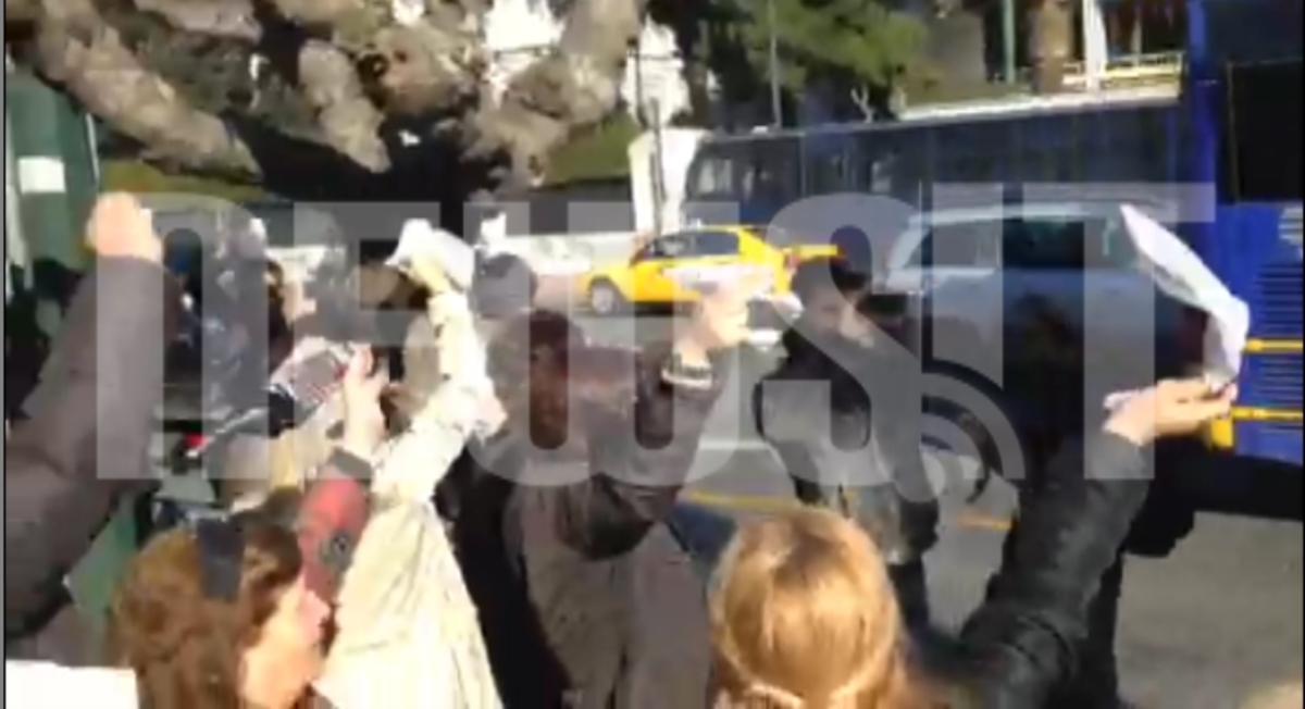 Διαμαρτυρία σχολ.φυλάκων με μαντήλια