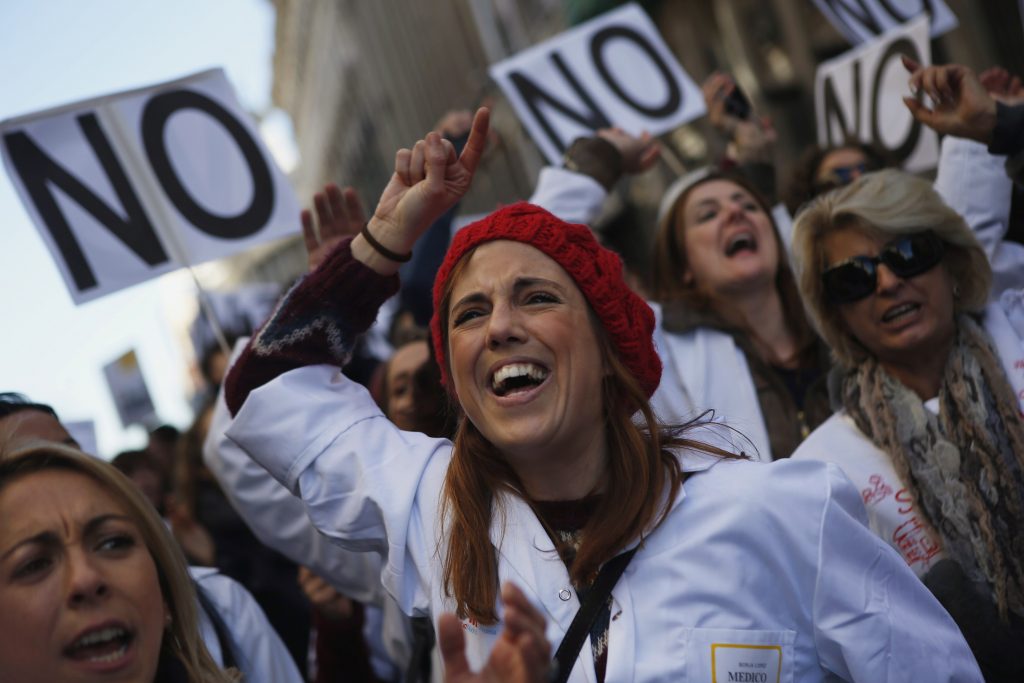 Γιατροί και νοσηλευτές βγήκαν στους δρόμους της Μαδρίτης – ΦΩΤΟ