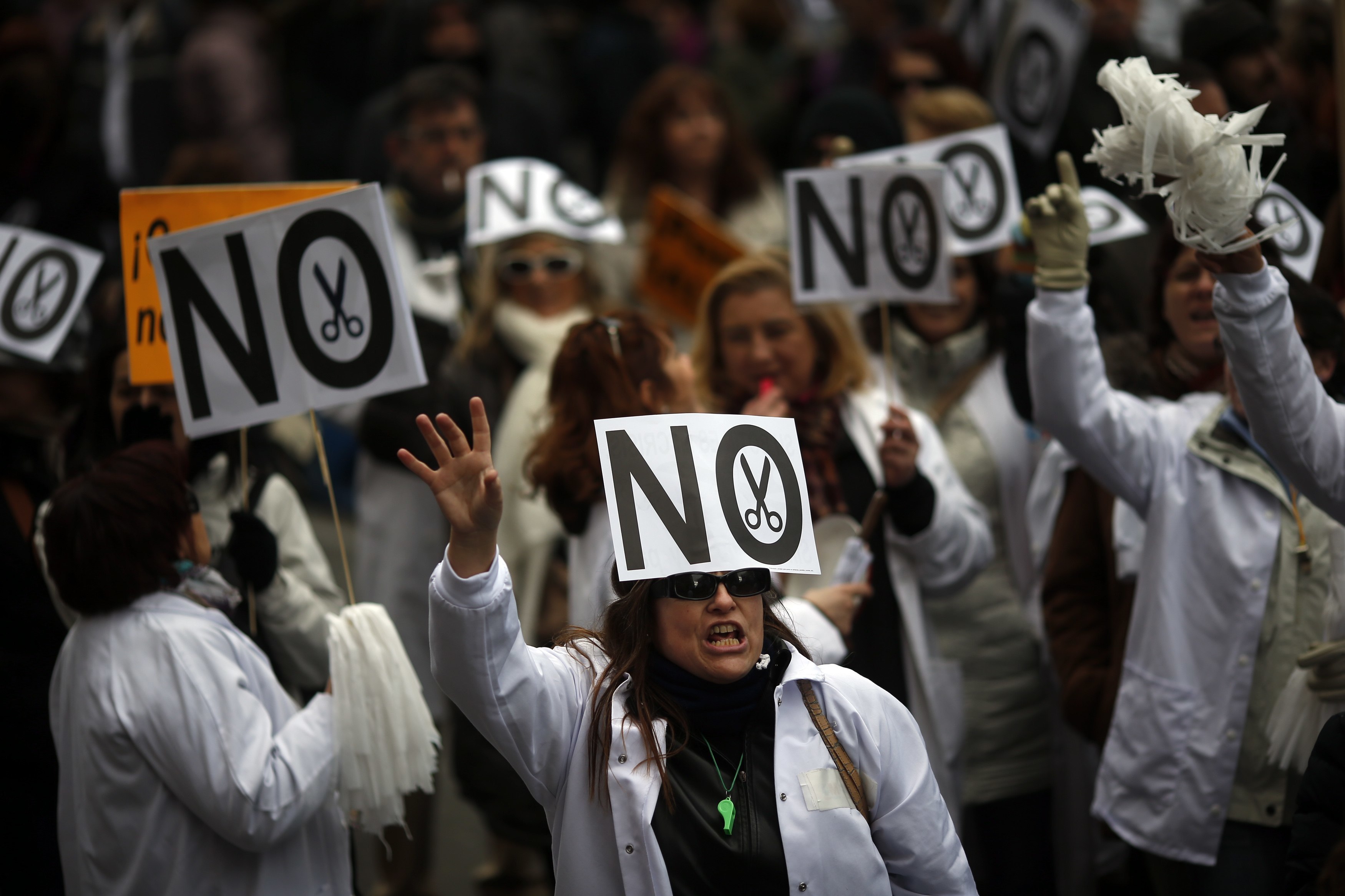 Χιλιάδες γιατροί “πλημμύρισαν” τους δρόμους της Μαδρίτης