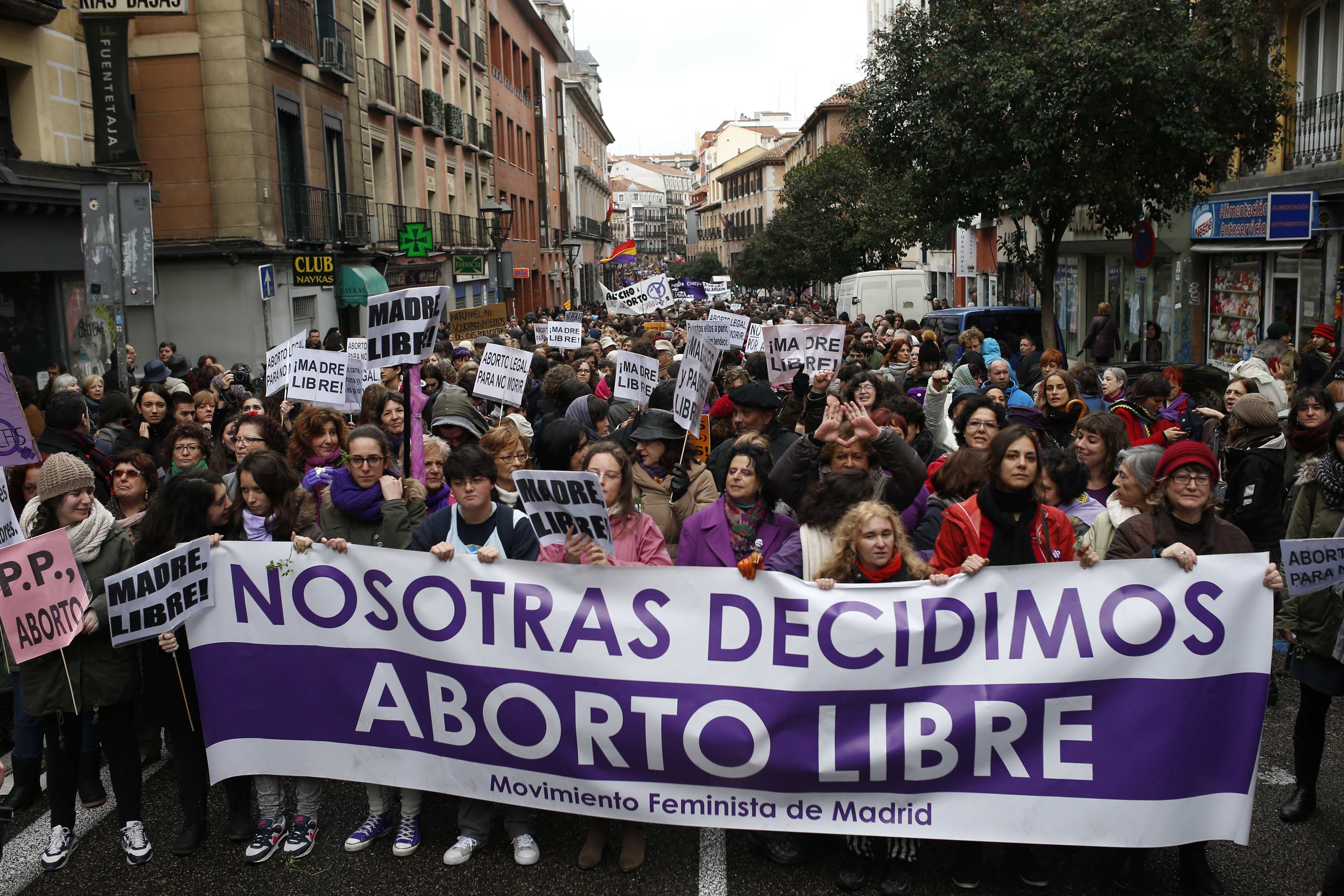 Χιλιάδες γυναίκες διαδήλωσαν στη Μαδρίτη κατά της απαγόρευσης των αμβλώσεων – ΦΩΤΟ