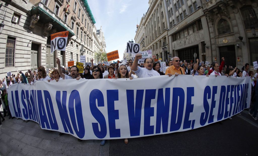 Γιατροί και νοσηλευτές διαδήλωσαν στους δρόμους της Μαδρίτης