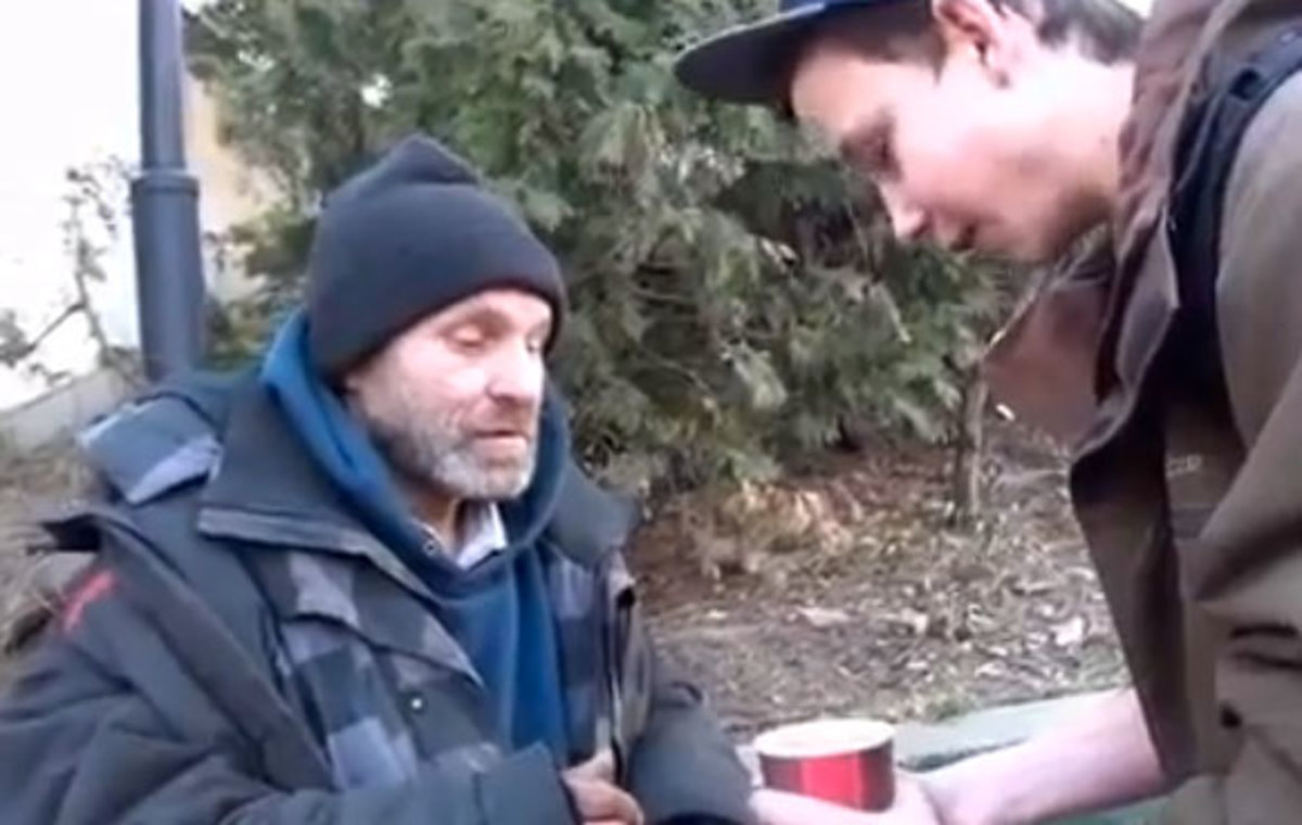 Πως να φτιάξεις την ημέρα ενός άστεγου – Συγκινητικό βίντεο