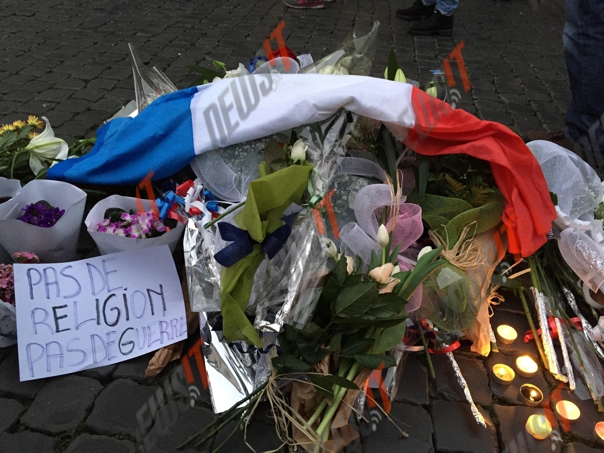 Επίθεση στο Παρίσι – Το Newsit στη Ρώμη: Σιωπηλός θρήνος για τα θύματα των τρομοκρατών (ΦΩΤΟ)
