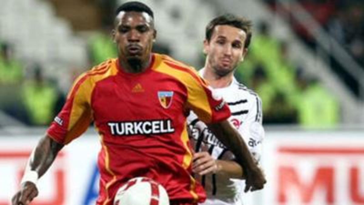 Ο Μακουκούλα αγωνίστηκε την περασμένη σεζόν στην Βιτόρια Σετούμπαλ