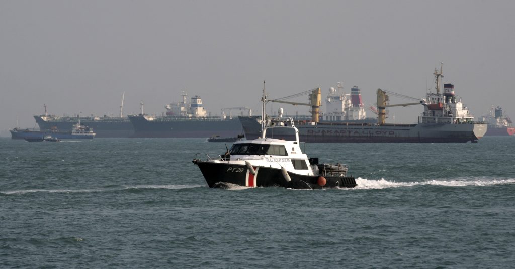 Η ακτοφυλακή επιβλέπει όλα τα φορτηγά πλοία που περνούν από τα Στενά. ΦΩΤΟ REUTERS