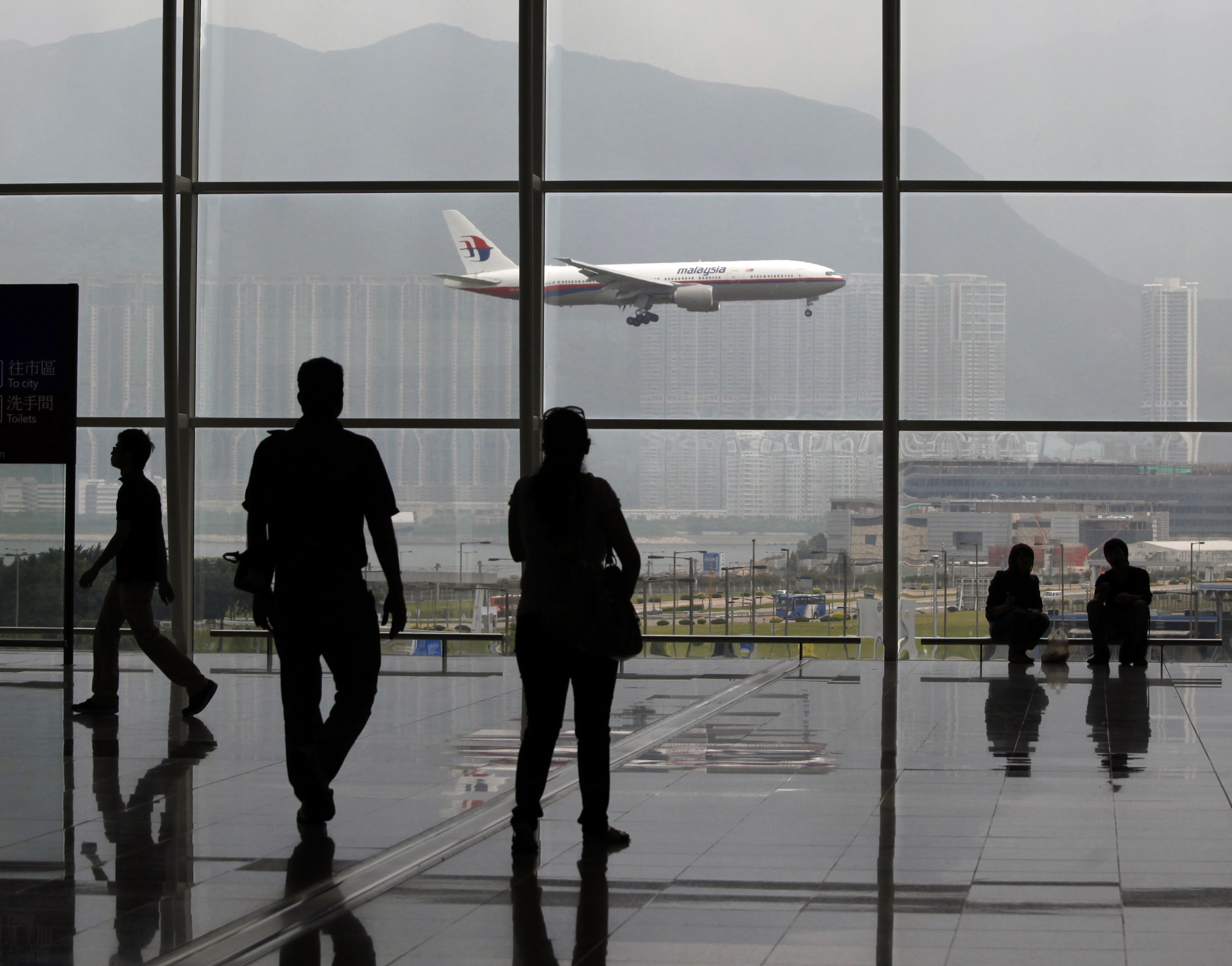Malaysia Airlines: Χτυπήθηκε από ιπτάμενα αντικείμενα ενώ ήταν πάνω από την Ουκρανία