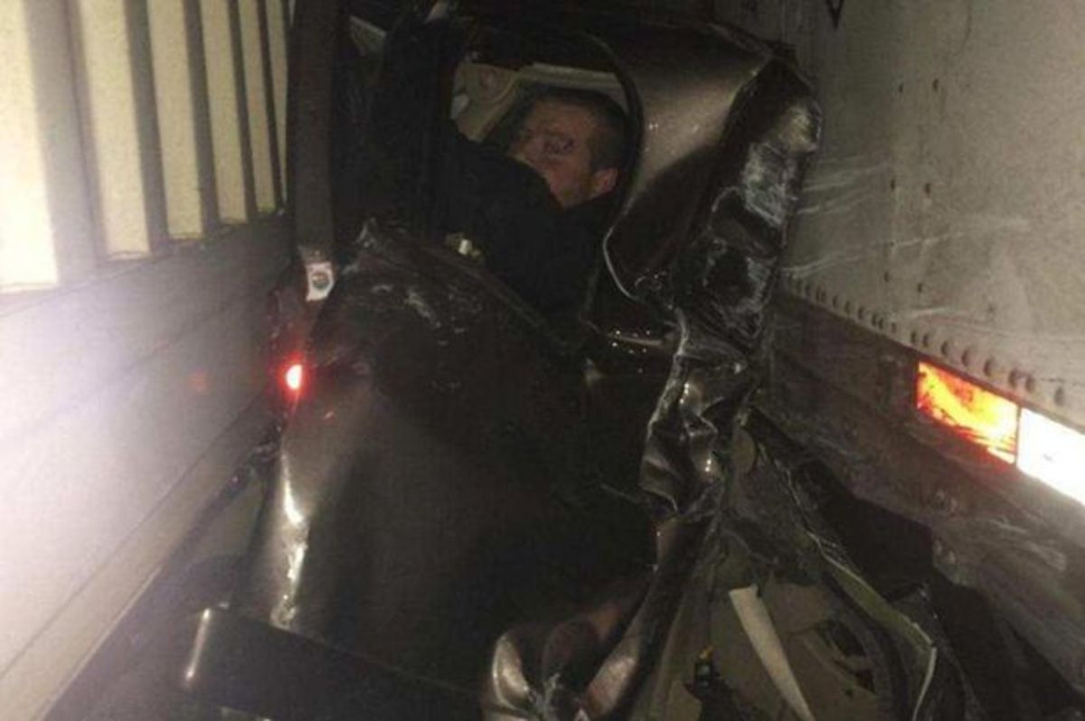 Σφηνωμένος ανάμεσα σε 2 φορτηγά μετά από καραμπόλα 100 αυτοκινήτων!