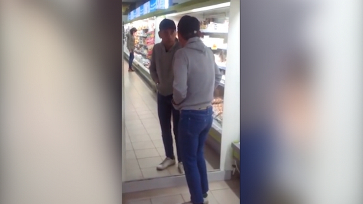 Ήταν τόσο μεθυσμένος που περνούσε τον εαυτό του στον καθρέφτη για άλλο! (ΒΙΝΤΕΟ)