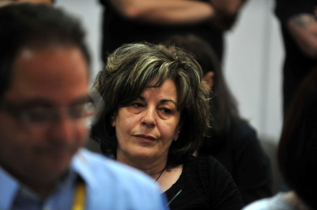 Δίκη Χρυσής Αυγής: «Πως θα γίνει; Θέλω να τον δω!» – Η στιγμή που η μάνα του Παύλου Φύσσα κινήθηκε προς τον δολοφόνο του παιδιού της