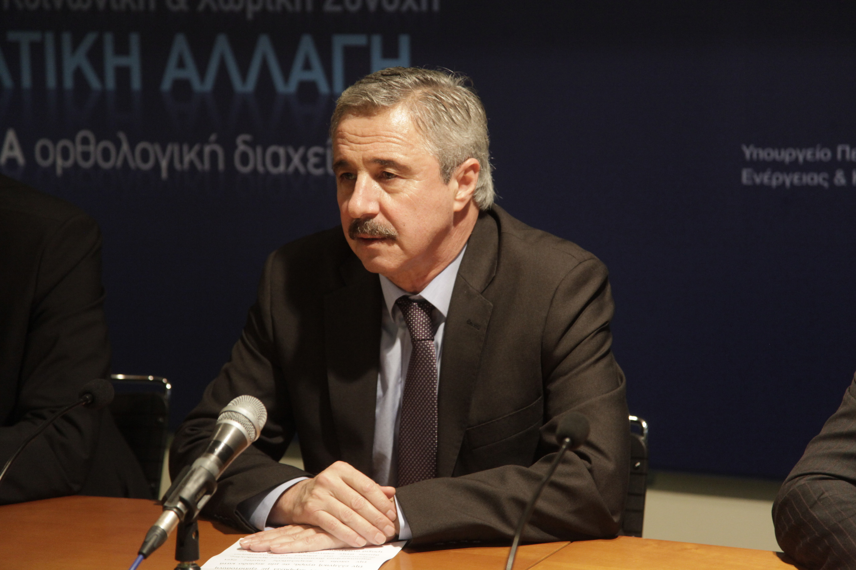 Αυστηρό μήνυμα Μανιάτη για όσους πωλούν ακατάλληλα προϊόντα καύσης