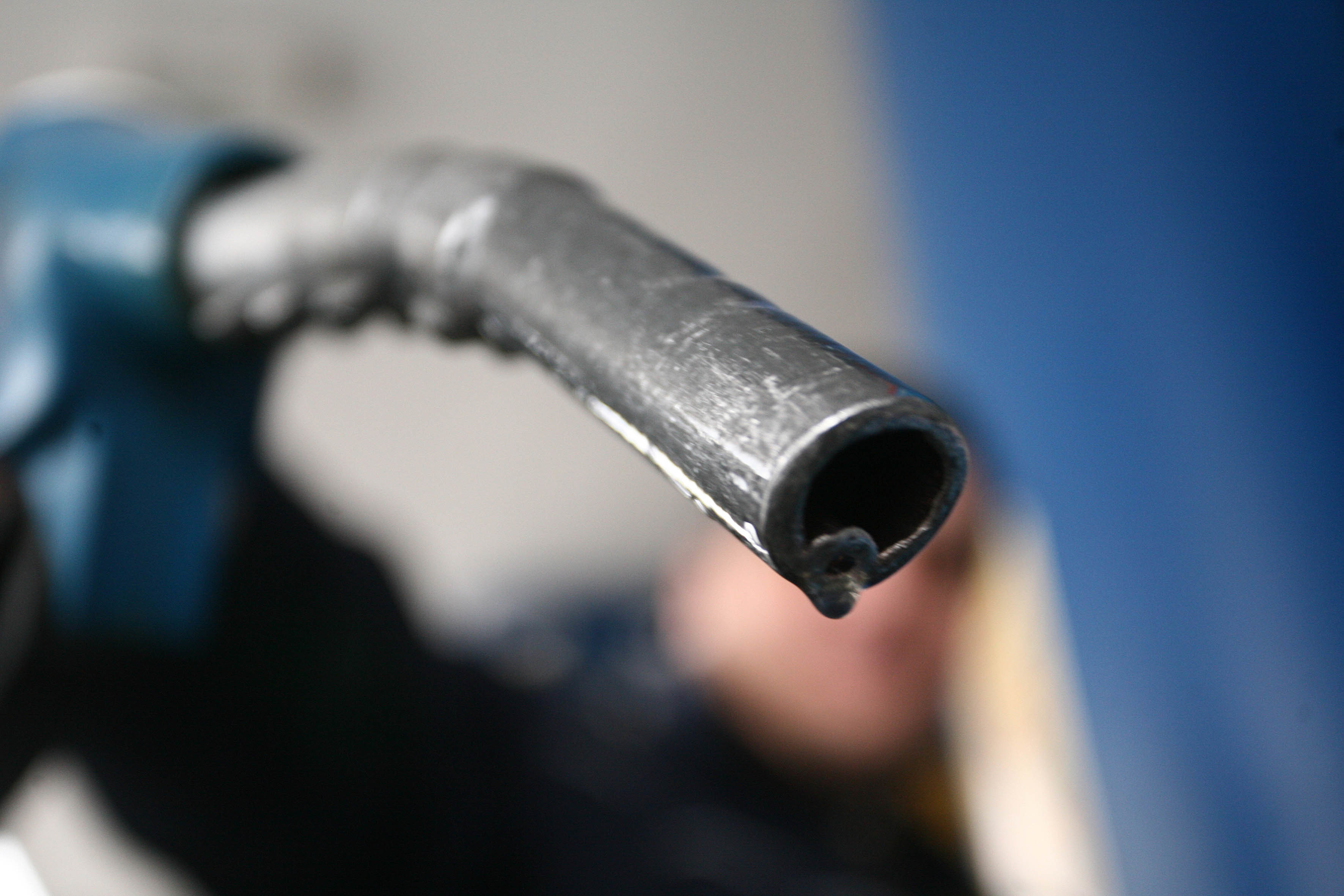 Φωτιά η βενζίνη κοντά στα 2 ευρώ/λίτρο – Όργιο ανατιμήσεων ενόψει εξόδου