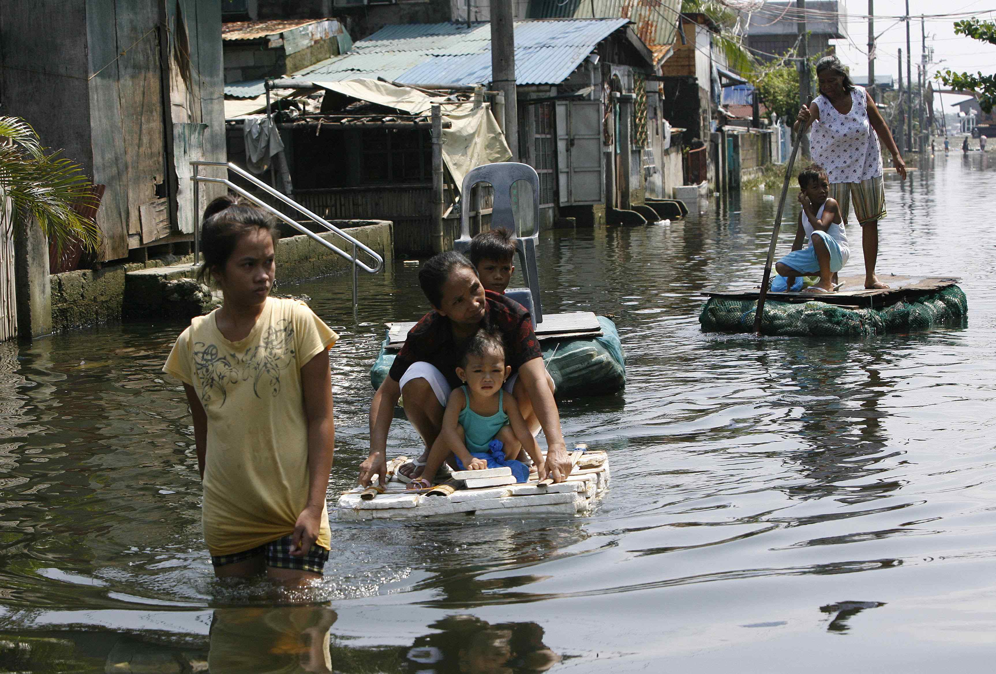 Παραμένει βυθισμένη η Μανίλα – Έρχεται και νέα τροπική καταιγίδα